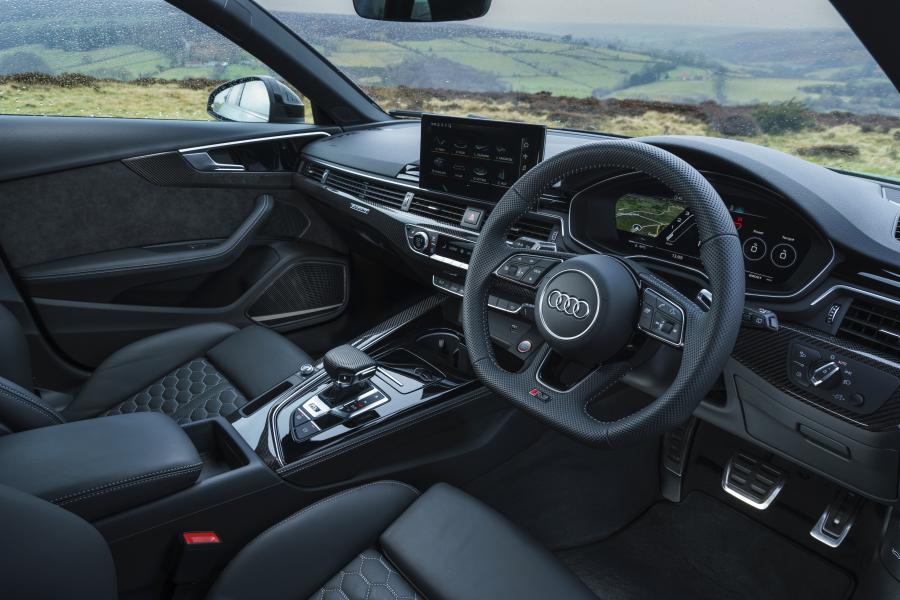 Торпедо Audi RS4 Avant (B9) 2020 года  (UK) (фото 31 из 99)